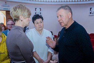 Солнечные дети поют и танцуют